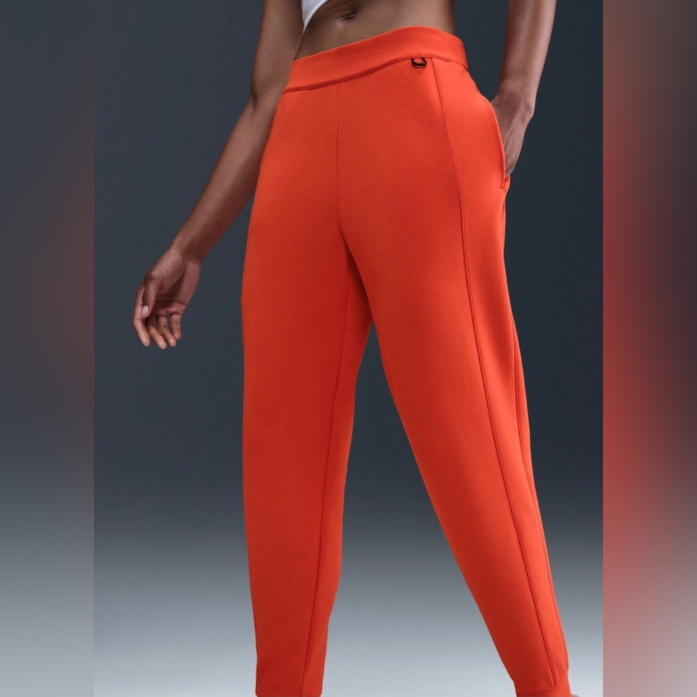Nike dri-fit Women's training sweatpants 24.7 jogger soft red size small